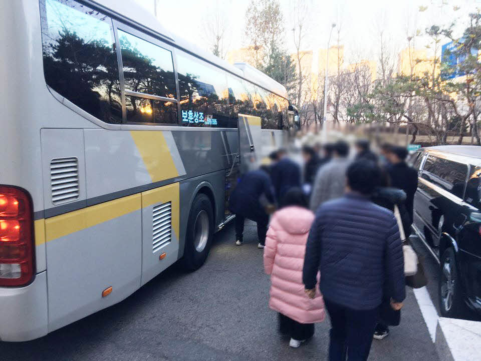 장의버스로 장지 이동 중인 보훈상조 운구버스 1566-3585